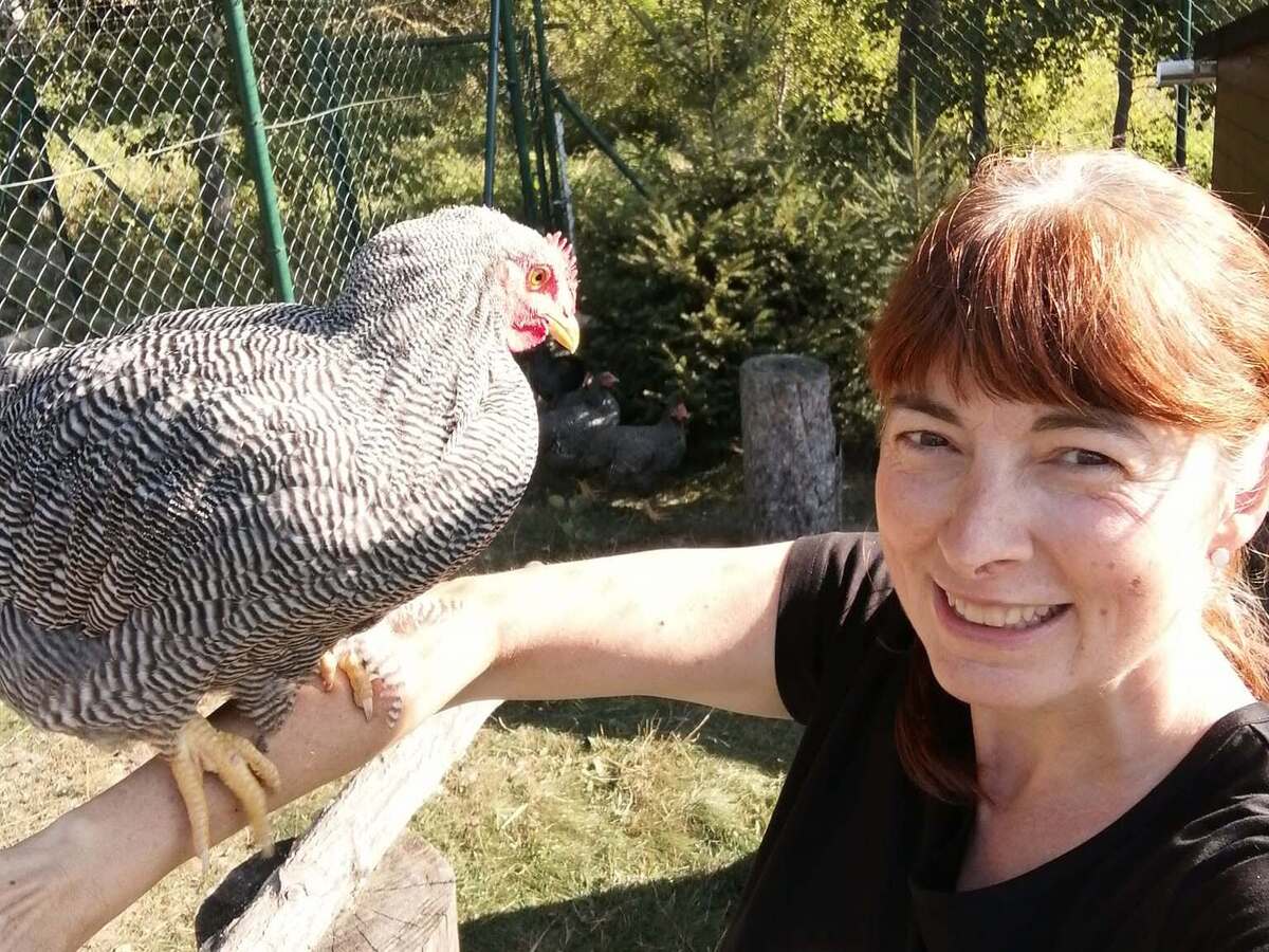 RNDr. Blanka Roučková, Ph.D. ve svém chovu slepic